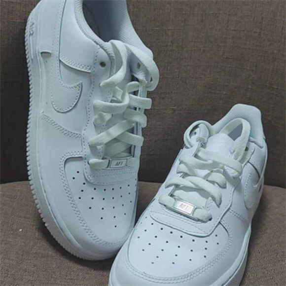white nike shoes not air force